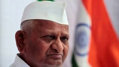 छात्रों के समर्थन में उतरे अन्ना हजारे, महाराष्ट्र में किया 2 घंटे का मौन आंदोलन छात्रों के समर्थन में उतरे अन्ना हजारे, महाराष्ट्र में किया 2 घंटे का मौन आंदोलन