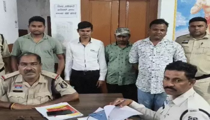फर्जी सर्पदंश मुआवजा घोटाले में बड़ा खुलासा, डॉक्टर-पुलिसकर्मी समेत 17 गिरफ्तार फर्जी सर्पदंश मुआवजा घोटाले में बड़ा खुलासा, डॉक्टर-पुलिसकर्मी समेत 17 गिरफ्तार