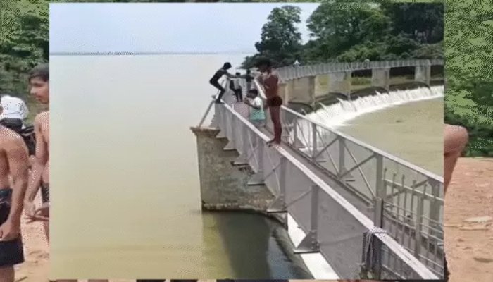 बारिश के बीच डैम में स्टंटबाजी पड़ी भारी, पुलिस ने युवकों से लगवाई उठक-बैठक