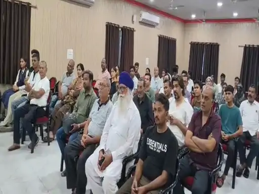 रायपुर में नाबालिग वाहन चालकों पर पुलिस की सख्ती, 61 छात्रों के अभिभावकों की काउंसलिंग रायपुर में नाबालिग वाहन चालकों पर पुलिस की सख्ती, 61 छात्रों के अभिभावकों की काउंसलिंग