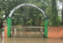 घुटनों तक पानी में स्कूल पहुंचे बच्चे, वीडियो वायरल: धमतरी के नगरी ब्लॉक में डीईओ ने घोषित की छुट्टी