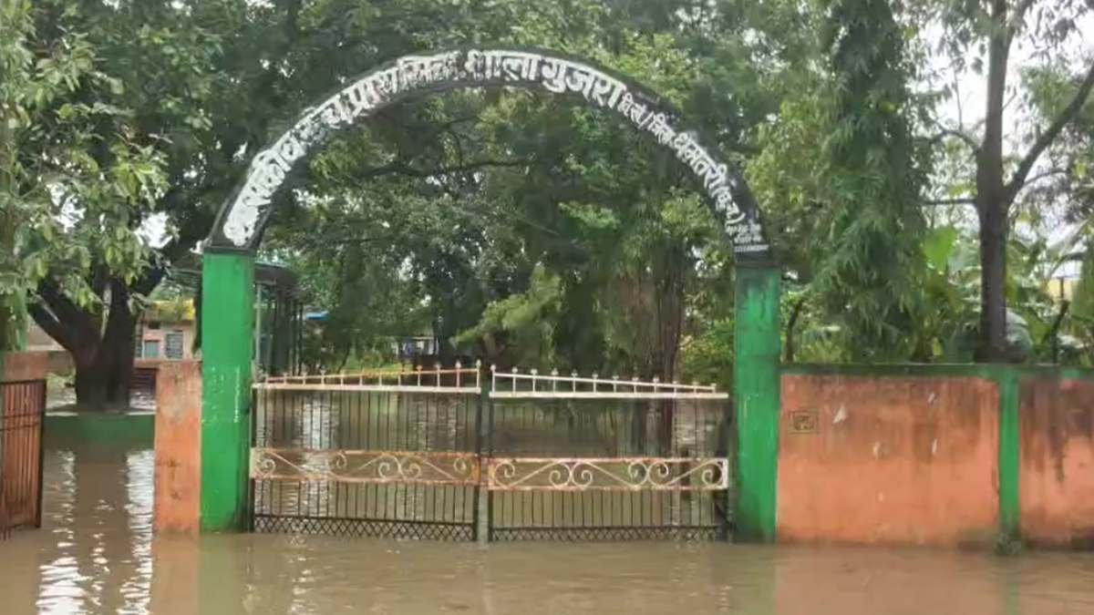 घुटनों तक पानी में स्कूल पहुंचे बच्चे, वीडियो वायरल: धमतरी के नगरी ब्लॉक में डीईओ ने घोषित की छुट्टी
