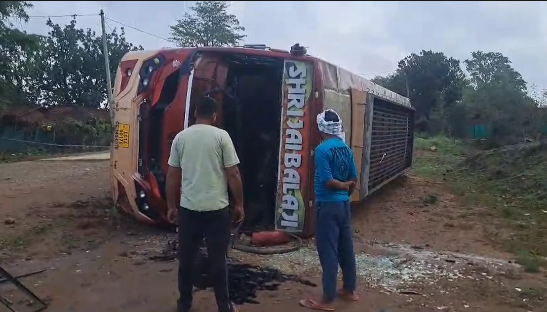 जशपुर में बड़ा बस हादसा: झारखंड से कोरबा आ रही बस पलटी, 10 यात्री घायल, एक महिला की हालत गंभीर