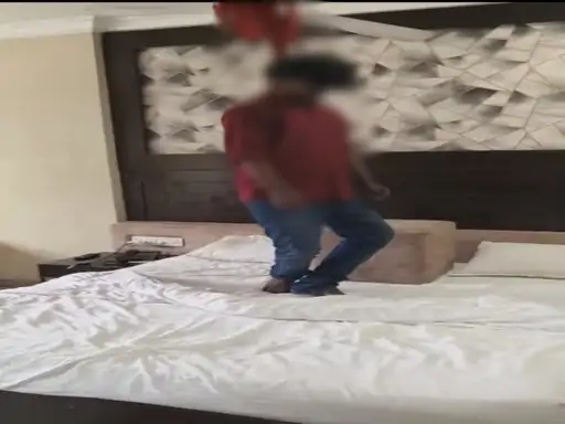होटल के कमरे में युवक मृत मिला, मोबाइल में मिला सुसाइड नोट; पुलिस हर पहलू से कर रही जांच