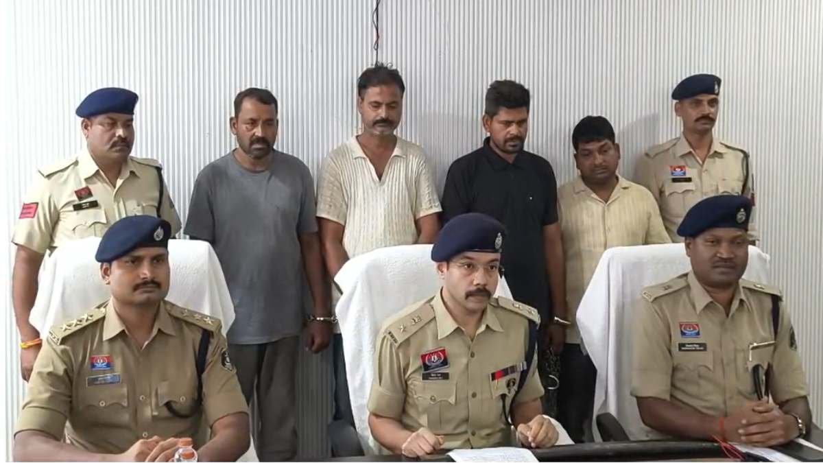 बलौदाबाजार में 12 लाख की लूट सुलझी: AI और 1000 CCTV फुटेज से 4 शातिर डकैत गिरफ्तार, कई राज्यों में फैला नेटवर्क