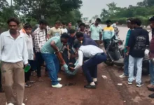 तीर-धनुष और कत्ता लेकर गांव में मचा रहा था आतंक, पुलिस ने घेराबंदी कर आरोपी को दबोचा