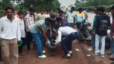 तीर-धनुष और कत्ता लेकर गांव में मचा रहा था आतंक, पुलिस ने घेराबंदी कर आरोपी को दबोचा तीर-धनुष और कत्ता लेकर गांव में मचा रहा था आतंक, पुलिस ने घेराबंदी कर आरोपी को दबोचा