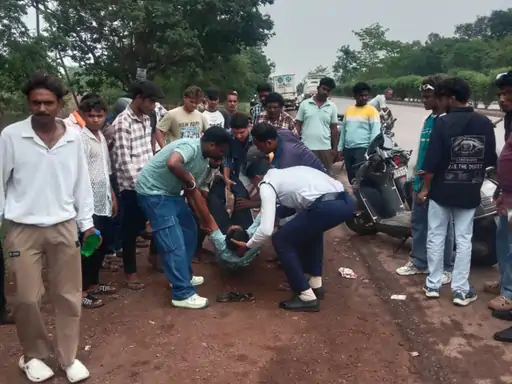 तीर-धनुष और कत्ता लेकर गांव में मचा रहा था आतंक, पुलिस ने घेराबंदी कर आरोपी को दबोचा तीर-धनुष और कत्ता लेकर गांव में मचा रहा था आतंक, पुलिस ने घेराबंदी कर आरोपी को दबोचा