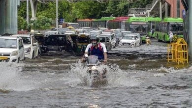 सड़कें बनीं तालाब, रेंग-रेंग कर चलीं कारें, सेक्टर-16 मेट्रो स्टेशन के पास गिरा डिवाइडर… दिल्ली-नोएडा से गुरुग्राम तक बारिश ने बढ़ाई मुसीबत