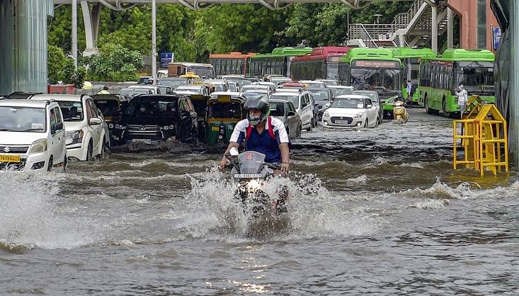 सड़कें बनीं तालाब, रेंग-रेंग कर चलीं कारें, सेक्टर-16 मेट्रो स्टेशन के पास गिरा डिवाइडर… दिल्ली-नोएडा से गुरुग्राम तक बारिश ने बढ़ाई मुसीबत