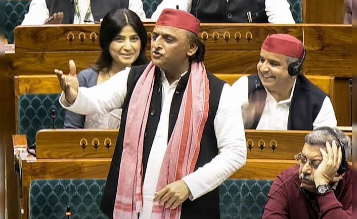 जो चढ़ावा चोरी नहीं रोक पाए वो पेपर लीक कैसे रोक पाएंगे? संसद में बोले अखिलेश यादव