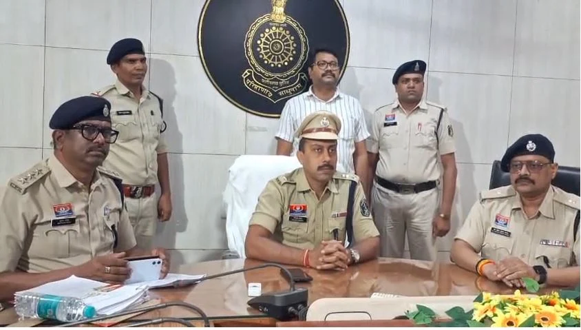 इंडियन ओवरसीज बैंक में 14.56 करोड़ का घोटाला: मुख्य आरोपी बैंक प्रबंधक गिरफ्तार, चार बिचौलिए पहले जा चुके हैं जेल इंडियन ओवरसीज बैंक में 14.56 करोड़ का घोटाला: मुख्य आरोपी बैंक प्रबंधक गिरफ्तार, चार बिचौलिए पहले जा चुके हैं जेल