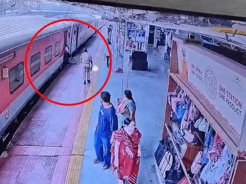 ज्ञानेश्वरी एक्सप्रेस में चढ़ते वक्त फिसला पैर, RPF जवान की फुर्ती से बची यात्री की जान ज्ञानेश्वरी एक्सप्रेस में चढ़ते वक्त फिसला पैर, RPF जवान की फुर्ती से बची यात्री की जान