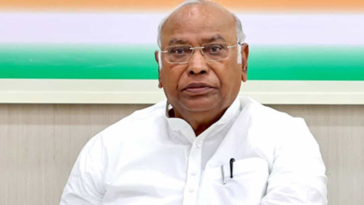 न्याय दिलाने की जगह पीड़ित परिवार को कुचलने में लगी BJP सरकार… मेरठ दलित युवती हत्याकांड पर बरसे खरगे न्याय दिलाने की जगह पीड़ित परिवार को कुचलने में लगी BJP सरकार… मेरठ दलित युवती हत्याकांड पर बरसे खरगे