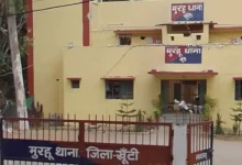 बकरी चोरी के शक में भीड़ का हमला, पेड़ से बांधकर युवकों की पिटाई; एक की मौत, दो गंभीर