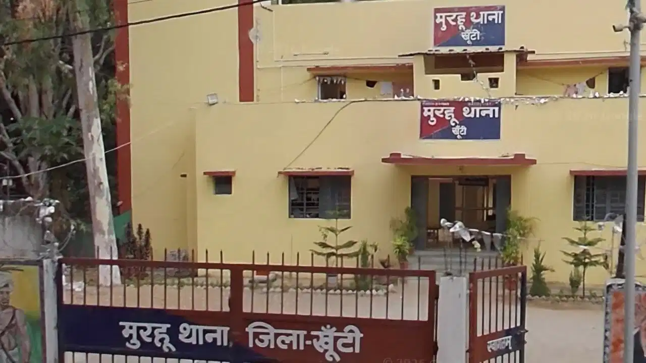 बकरी चोरी के शक में भीड़ का हमला, पेड़ से बांधकर युवकों की पिटाई; एक की मौत, दो गंभीर