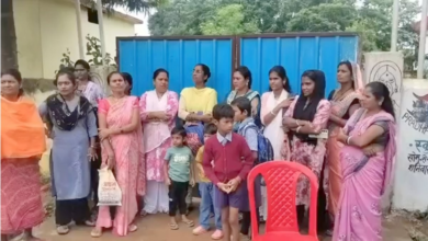 शिक्षकों की कमी के विरोध में पालकों का प्रदर्शन, पीएमश्री स्कूल में तालाबंदी कर उठाई व्यवस्था सुधार की मांग शिक्षकों की कमी के विरोध में पालकों का प्रदर्शन, पीएमश्री स्कूल में तालाबंदी कर उठाई व्यवस्था सुधार की मांग