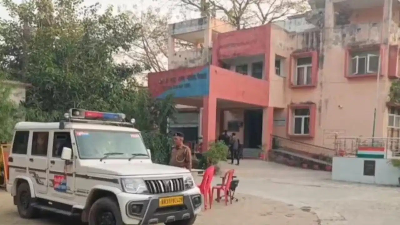 वैशाली में महिला होमगार्ड से छेड़छाड़ और मारपीट, बेहोशी की हालत में मिली; इलाके में तनाव वैशाली में महिला होमगार्ड से छेड़छाड़ और मारपीट, बेहोशी की हालत में मिली; इलाके में तनाव
