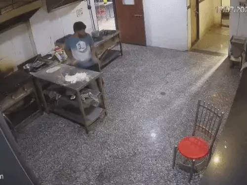 कोटा के बॉयज हॉस्टल में घुसा मगरमच्छ, VIDEO:मेस में खाना बना रहे कर्मचारी जान बचाकर भागे; स्टूडेंट्स में दहशत फैल गई
