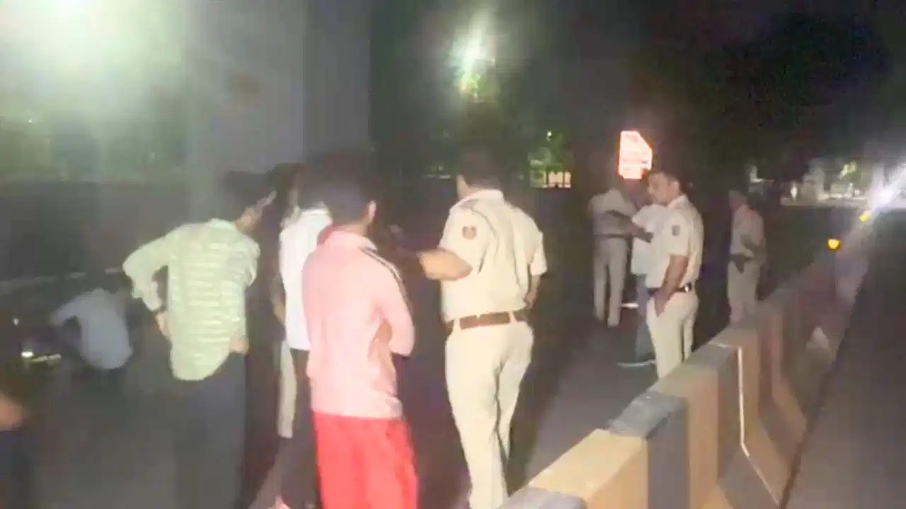 दिल्ली: बर्थडे पर कांस्टेबल ने पत्नी को मारी गोली…फिर सड़क के किनारे फेंककर फरार; डिलीवरी बॉय ने पहुंचाया अस्पताल; मौत