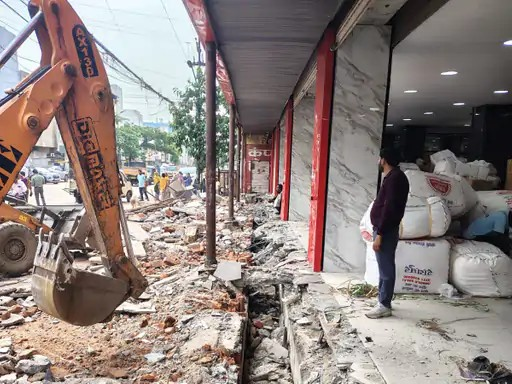 अवैध कब्जों पर सख्त कार्रवाई: रायपुर में प्रकाश होलसेल पर चला बुलडोजर, 3 एकड़ जमीन पर निगम का एक्शन