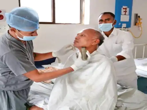 परिजनों ने छोड़ा साथ, अस्पताल कर्मियों ने निभाया परिवार का फर्ज; निराश्रित मरीजों की सेवा बन रही मिसाल