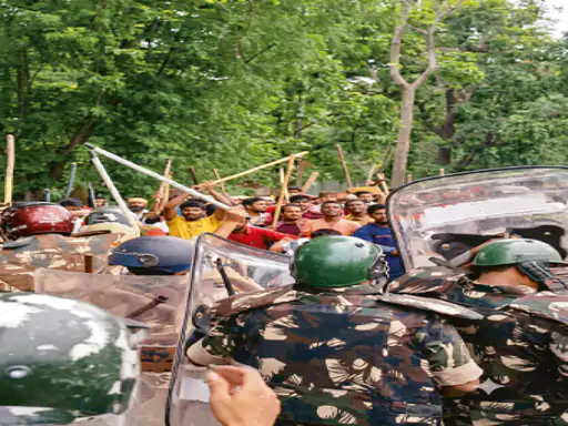 कोयला खदान विवाद ने लिया हिंसक रूप, सरपंच की गिरफ्तारी के दौरान पुलिस-ग्रामीणों में झड़प, DSP समेत 26 घायल कोयला खदान विवाद ने लिया हिंसक रूप, सरपंच की गिरफ्तारी के दौरान पुलिस-ग्रामीणों में झड़प, DSP समेत 26 घायल