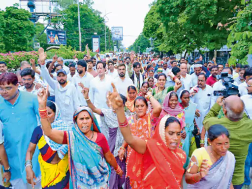 नकटी बुलडोजर कार्रवाई के विरोध में प्रदर्शन तेज, मंत्री आवास और सीएम हाउस की ओर बढ़े ग्रामीण