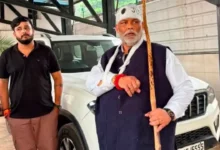 सिर पर पट्टी, हाथ पर बैंडेज और लाठी के सहारे संसद पहुंचे पप्पू यादव, छात्रों के समर्थन मे किया अनोखा प्रदर्शन