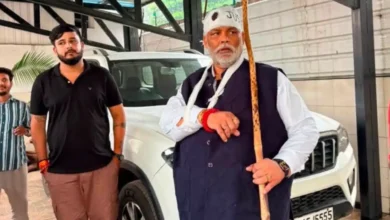 सिर पर पट्टी, हाथ पर बैंडेज और लाठी के सहारे संसद पहुंचे पप्पू यादव, छात्रों के समर्थन मे किया अनोखा प्रदर्शन