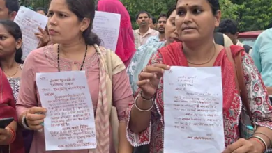 आंदोलन के 9वें दिन अतिथि शिक्षकों का भावुक प्रदर्शन, खून से लिखा पत्र; कैबिनेट से अब तक नहीं आया फैसला