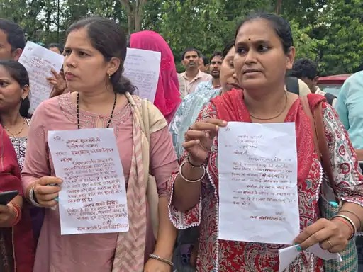 आंदोलन के 9वें दिन अतिथि शिक्षकों का भावुक प्रदर्शन, खून से लिखा पत्र; कैबिनेट से अब तक नहीं आया फैसला आंदोलन के 9वें दिन अतिथि शिक्षकों का भावुक प्रदर्शन, खून से लिखा पत्र; कैबिनेट से अब तक नहीं आया फैसला