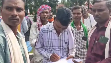 ग्राम कोटवार को हटाने की मांग: कामकाज पर सवाल उठाते हुए ग्रामीण पहुंचे प्रशासन, ग्राम सभा में प्रस्ताव पारित