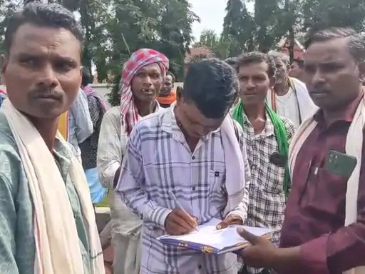 ग्राम कोटवार को हटाने की मांग: कामकाज पर सवाल उठाते हुए ग्रामीण पहुंचे प्रशासन, ग्राम सभा में प्रस्ताव पारित ग्राम कोटवार को हटाने की मांग: कामकाज पर सवाल उठाते हुए ग्रामीण पहुंचे प्रशासन, ग्राम सभा में प्रस्ताव पारित
