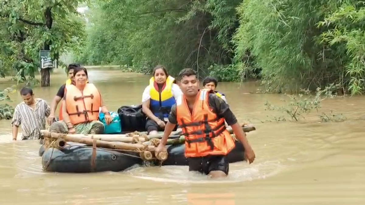 बाढ़ का कहर: ‘द ट्री ऑफ लाइफ रिसॉर्ट’ में फंसे 24 लोग, होमगार्ड, पुलिस ने किया सफल रेस्क्यू…