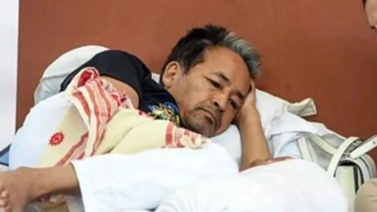 ‘मैं ठीक हूं, CJP प्रोटेस्ट में जाने दो’… सोनम वांगचुक ने सफदरगंज अस्पताल को लिखा पत्र ‘मैं ठीक हूं, CJP प्रोटेस्ट में जाने दो’… सोनम वांगचुक ने सफदरगंज अस्पताल को लिखा पत्र