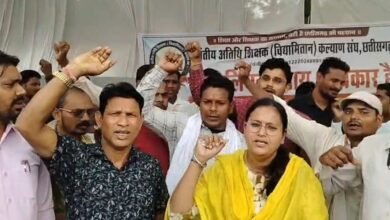 12 साल से पढ़ा रहे अतिथि शिक्षक बोले- समान काम का समान वेतन दो, मांग पूरी होने तक जारी रहेगा आंदोलन