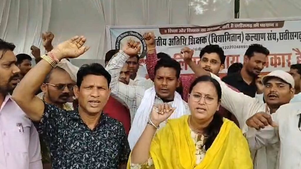 12 साल से पढ़ा रहे अतिथि शिक्षक बोले- समान काम का समान वेतन दो, मांग पूरी होने तक जारी रहेगा आंदोलन 12 साल से पढ़ा रहे अतिथि शिक्षक बोले- समान काम का समान वेतन दो, मांग पूरी होने तक जारी रहेगा आंदोलन