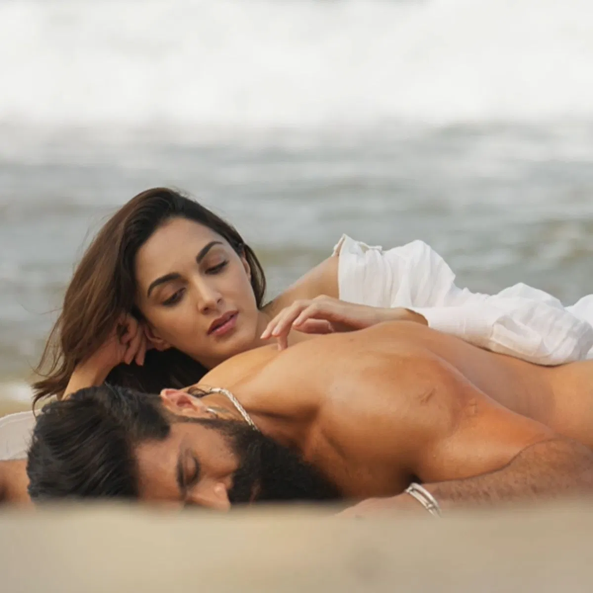 ‘टॉक्सिक’ के गाने पर मचा विवाद, कियारा आडवाणी की फीस और इंटीमेट सीन्स बने चर्चा का विषय