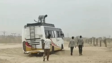 जैसलमेर में अंधड़ से सड़कों पर जमा हुई रेत:गांवों का संपर्क टूटा, मरीजों-राहगीरों की परेशानी बढ़ी; लोग चंदा जुटाकर करा रहे सफाई