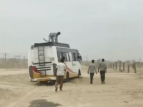 जैसलमेर में अंधड़ से सड़कों पर जमा हुई रेत:गांवों का संपर्क टूटा, मरीजों-राहगीरों की परेशानी बढ़ी; लोग चंदा जुटाकर करा रहे सफाई