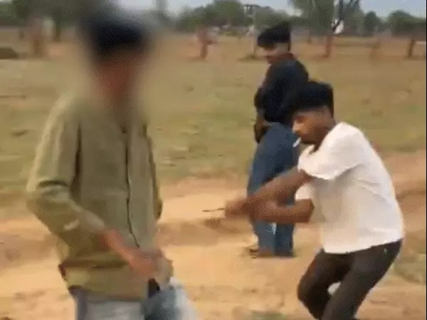 15 साल के लड़के का किडनैप कर लाठी से पीटा:जंगल में ले जाकर की पिटाई, आरोपियों ने वीडियो भी बनाया 15 साल के लड़के का किडनैप कर लाठी से पीटा:जंगल में ले जाकर की पिटाई, आरोपियों ने वीडियो भी बनाया