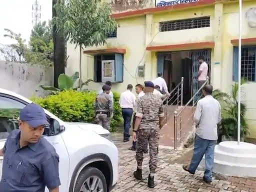 रोशनदान की ग्रिल तोड़कर हाउस ऑफ सेफ्टी से भागे 3 अपचारी बालक, पुलिस ने शुरू की तलाश रोशनदान की ग्रिल तोड़कर हाउस ऑफ सेफ्टी से भागे 3 अपचारी बालक, पुलिस ने शुरू की तलाश
