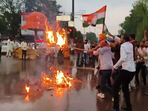 नकटी गांव बुलडोजर कार्रवाई के विरोध में कांग्रेस का प्रदर्शन, पुनर्वास और मुआवजे की उठी मांग