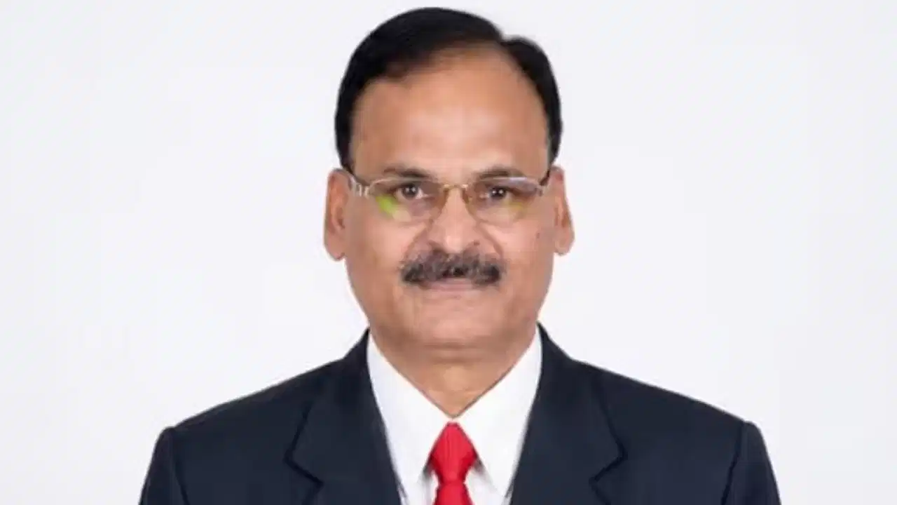 कर्नाटक: पद का दुरुपयोग पड़ा भारी… KPSC अध्यक्ष को राज्यपाल ने किया सस्पेंड, दो बेटियों की अवैध भर्ती का आरोप कर्नाटक: पद का दुरुपयोग पड़ा भारी… KPSC अध्यक्ष को राज्यपाल ने किया सस्पेंड, दो बेटियों की अवैध भर्ती का आरोप