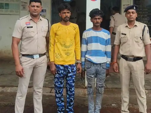 ऑटो में सीट बदलवाकर 74 हजार की चोरी, ड्राइवर समेत दो आरोपी गिरफ्तार