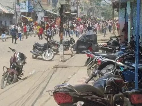 दंगा रोकने वाली गाड़ी फोड़ी, 20 तस्वीरों में बिहार बंद:जवानों पर पत्थर बरसाए, जज फंसे, पुलिस ने तेजप्रताप को उठाया; पोस्टर- धर्मेंदवा अब ना चलेगा