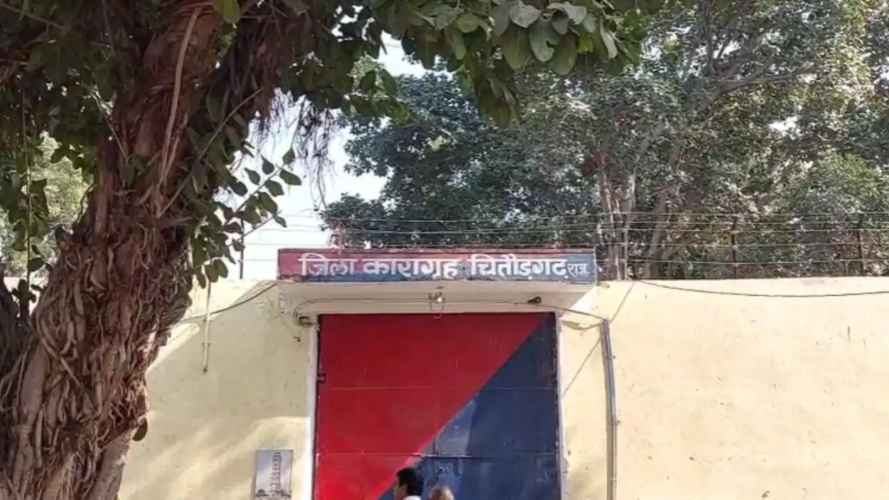 नशा, डांस और पार्टी… मोबाइल से सेल्फी लेते दिखे कैदी, चित्तौड़गढ़ जेल का VIDEO वायरल