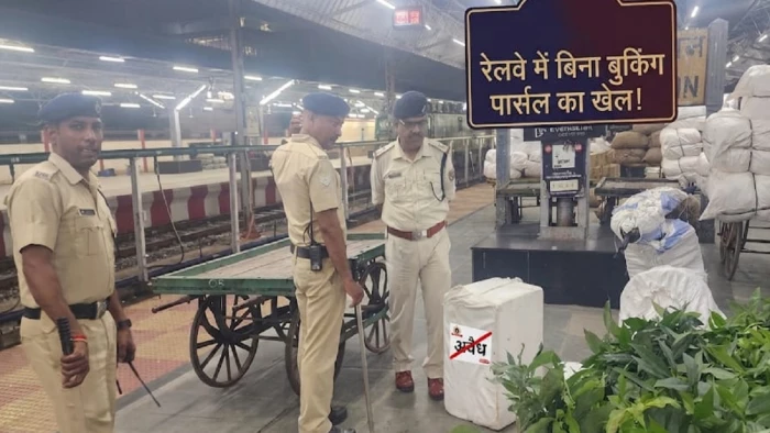 रायपुर रेलवे स्टेशन से 600 किलो संदिग्ध पनीर जब्त: बिना बुकिंग अंबिकापुर भेजी जा रही थी खेप, तस्करी नेटवर्क की जांच शुरू रायपुर रेलवे स्टेशन से 600 किलो संदिग्ध पनीर जब्त: बिना बुकिंग अंबिकापुर भेजी जा रही थी खेप, तस्करी नेटवर्क की जांच शुरू
