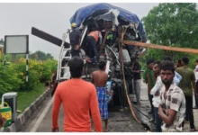 रतनपुर NH पर दर्दनाक एक्सीडेंट: खड़े ट्रेलर से भिड़े दो वाहन, चालक केबिन में फंसे, घंटों जाम से थमा ट्रैफिक